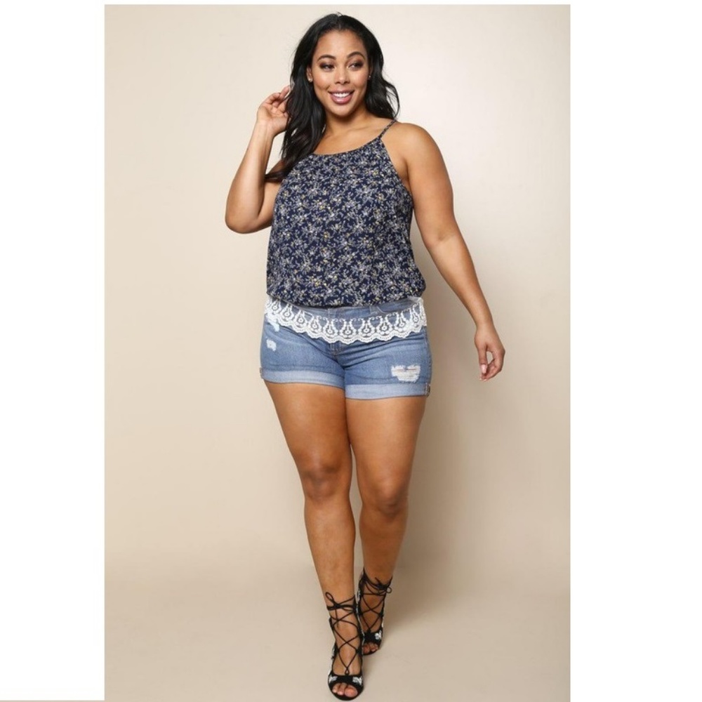 🆕🌸 Floral Laced & Embroidered Hem Top - Picture 3 of 8